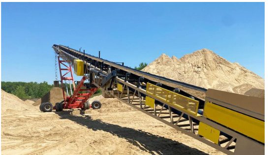 Mobile radial stacking conveyor at a sand plant